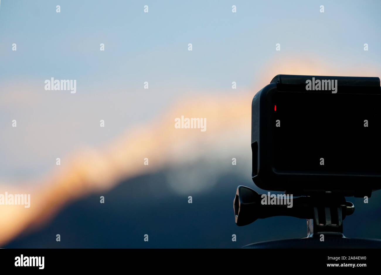 Azione il concetto della fotocamera con colline sfocata in background su una mattina di sole Foto Stock