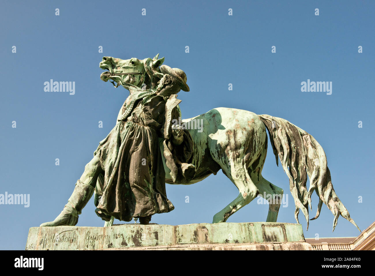 Statua equestre del Horseherd. Da Gyorgy Vastagh nei giardini del Palazzo Reale e il quartiere del Castello di Budapest, Foto Stock