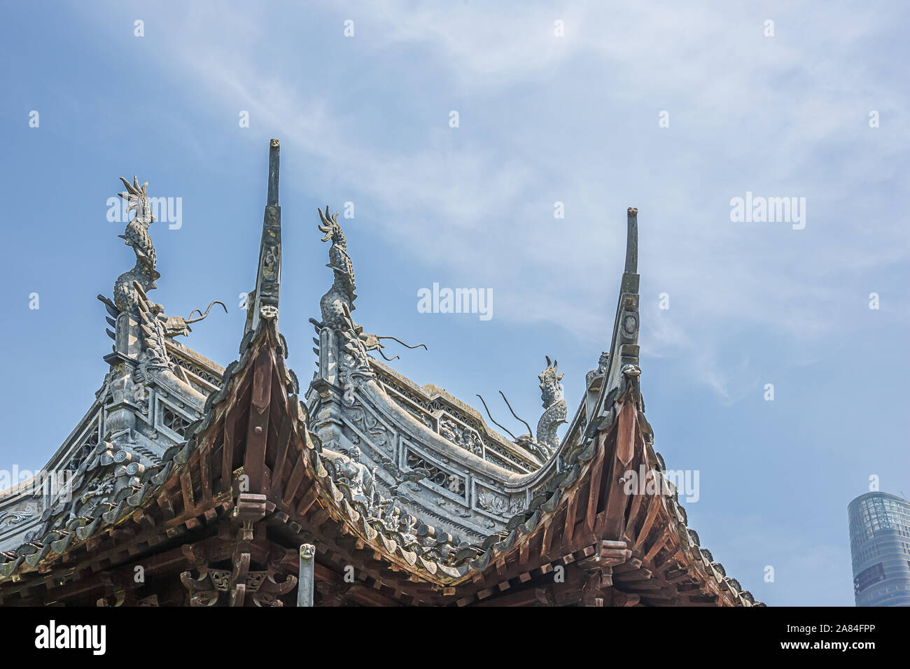 Padiglione Imperiale di decorazione su un edificio in Il Giardino di Yuyuan a Shanghai Foto Stock