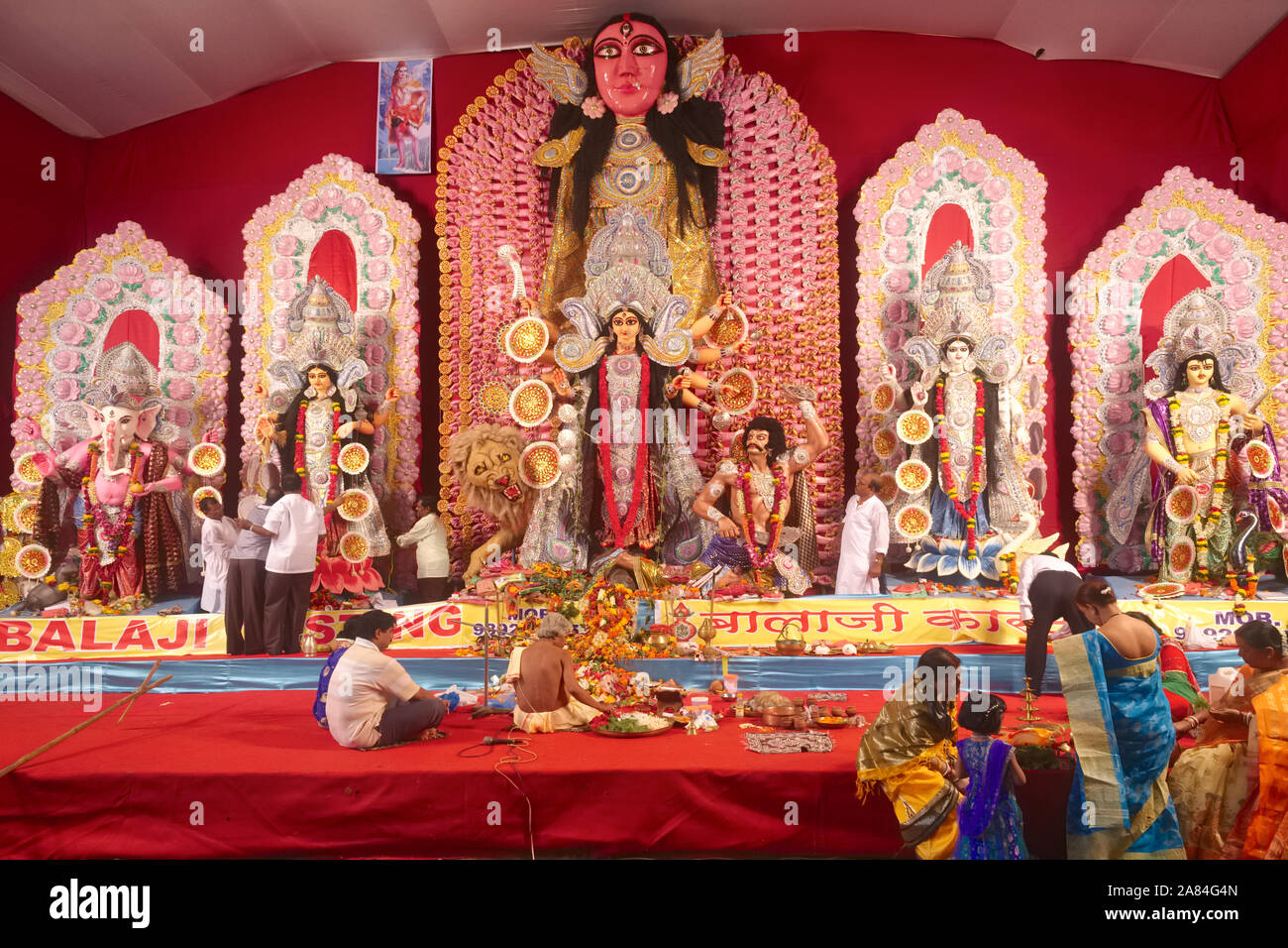 Per celebrare Durga Puja, la comunità bengalese in Mumbai, India, ha impostato una fase con una grande statua di Durga e altri religiosi/mytholog. Nelle figg. Foto Stock