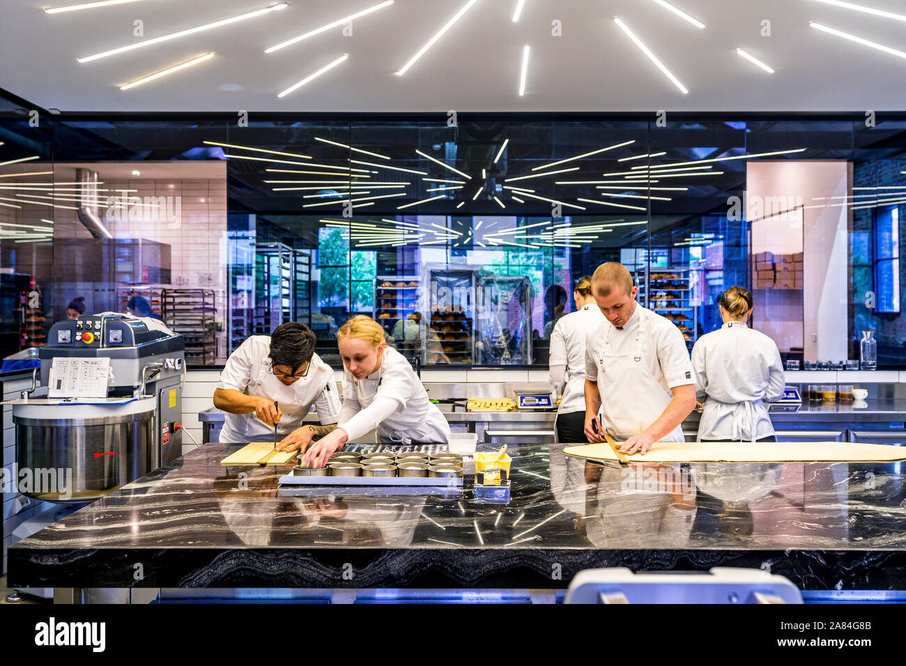Pasticcieri in un duro lavoro, rendendo i croissant al famoso Lune di Melbourne, Victoria. Lune è famoso per i croissant e pain au chocolat. Foto Stock