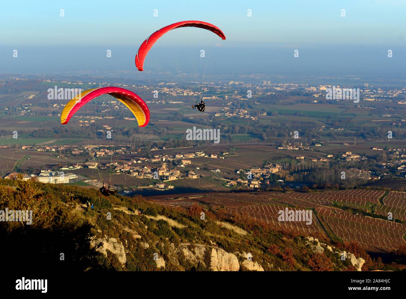 Para vele windsurf sopra il paesaggio del sud della regione Borgogna in Francia Foto Stock