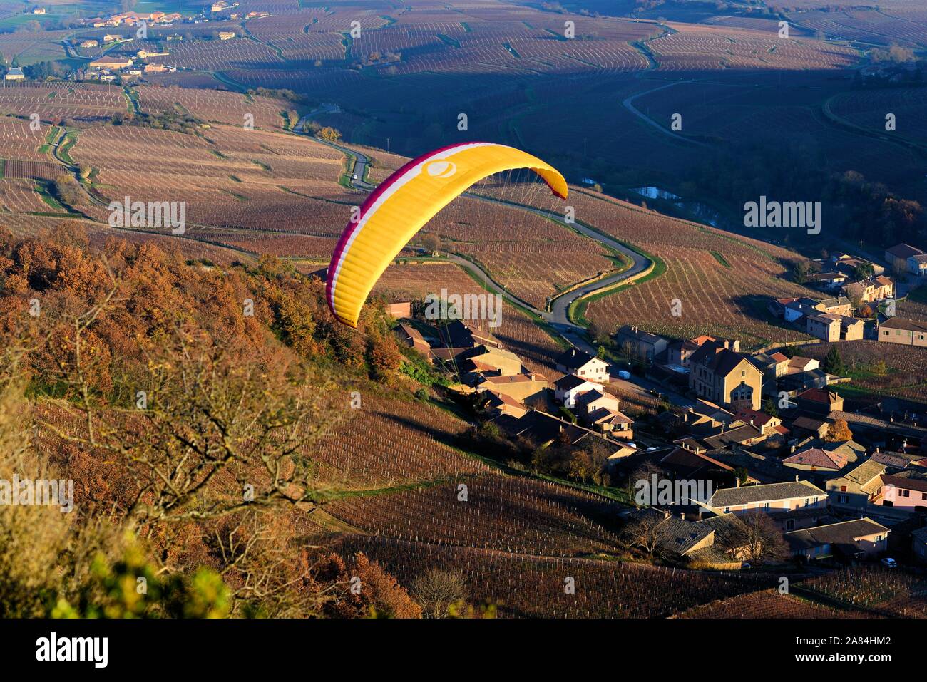 Para vele windsurf sopra il paesaggio del sud della regione Borgogna in Francia Foto Stock