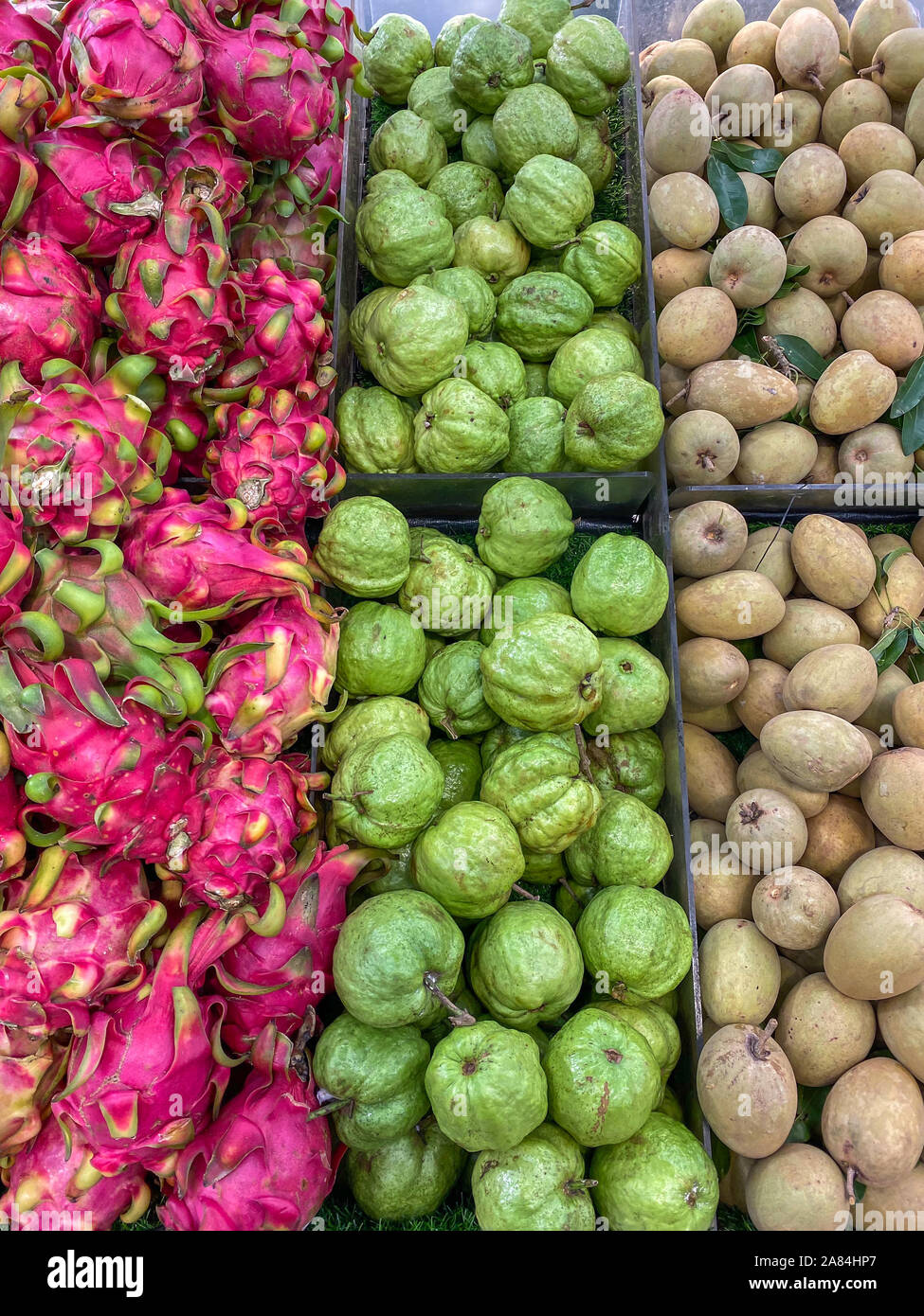 Pila di dragon frutta, mamey sapote e guava in vendita Foto Stock