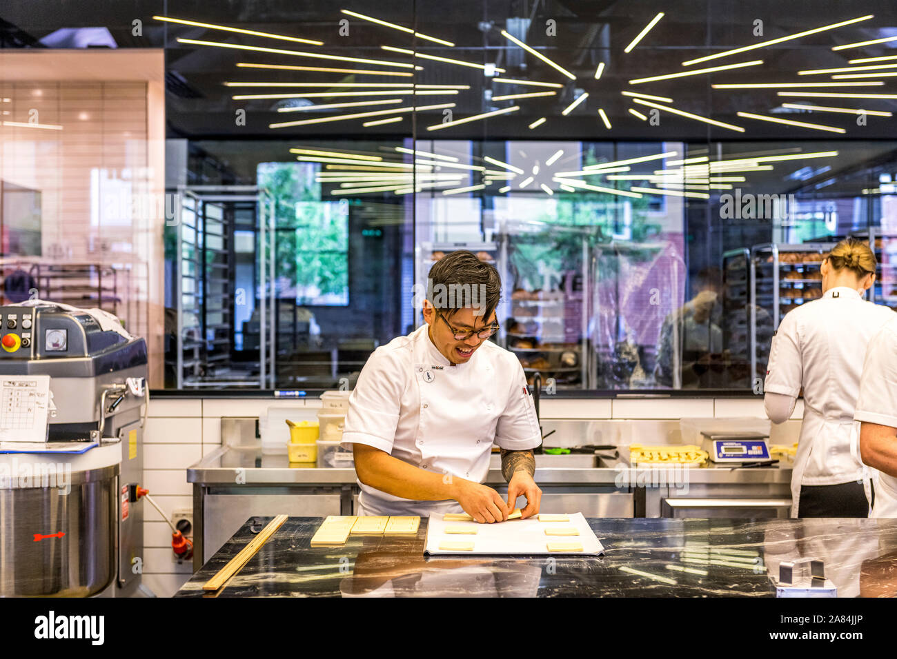 Pasticcieri in un duro lavoro, rendendo i croissant al famoso Lune di Melbourne, Victoria. Lune è famoso per i croissant e pain au chocolat. Foto Stock