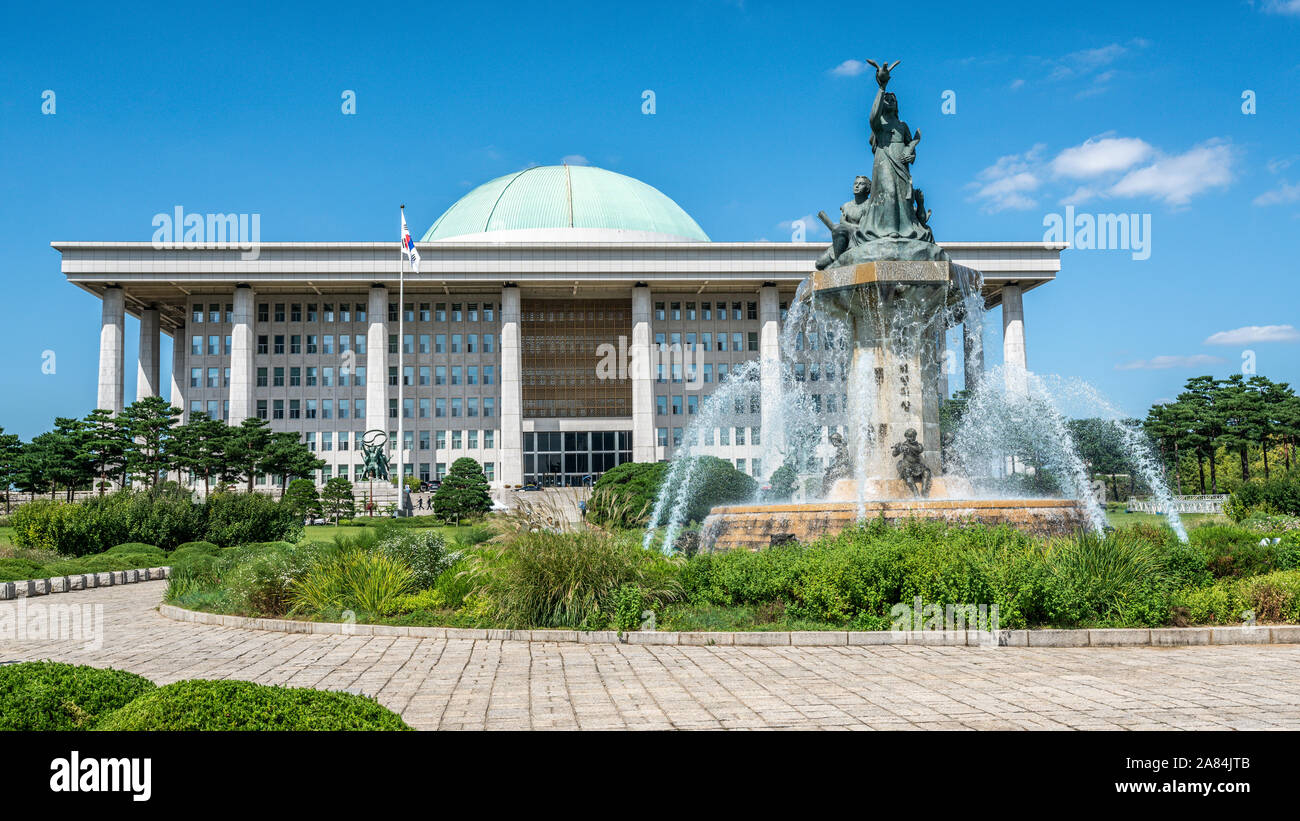L'Assemblea nazionale della Repubblica di Corea e di costruzione fontana sull isola di Yeouido Seoul COREA DEL SUD Foto Stock