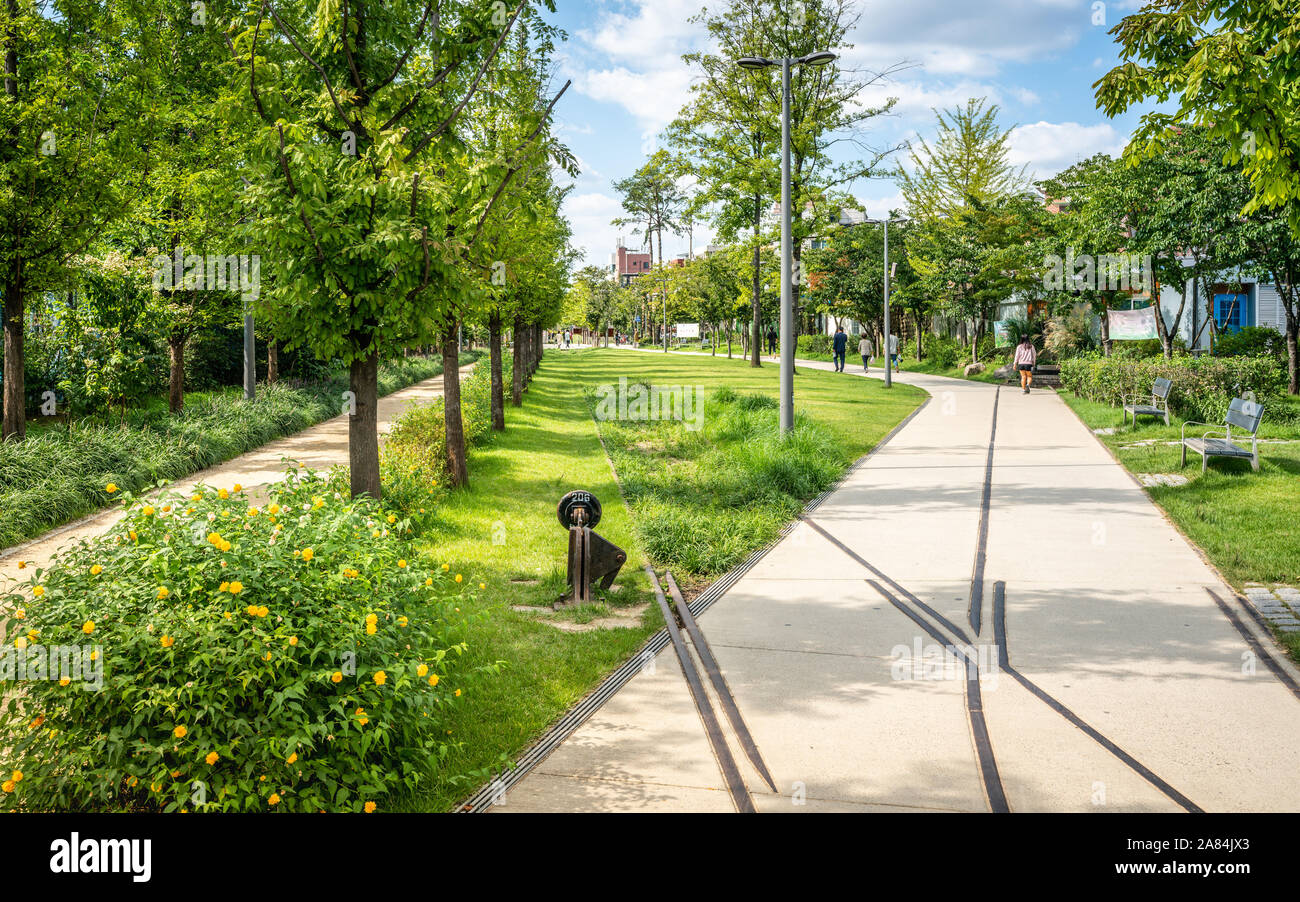 Linea Gyeongui Forest Park un parco urbano costruito sulla ex ferrovia vie a Seoul COREA DEL SUD Foto Stock