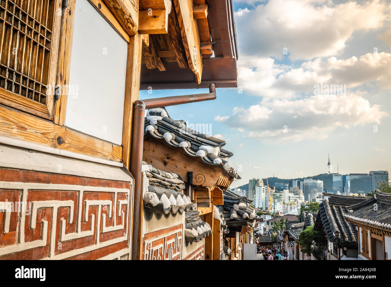 Il villaggio di Bukchon Hanok vicolo a Seoul con vista sui tradizionali pareti e tetti in Seoul COREA DEL SUD Foto Stock