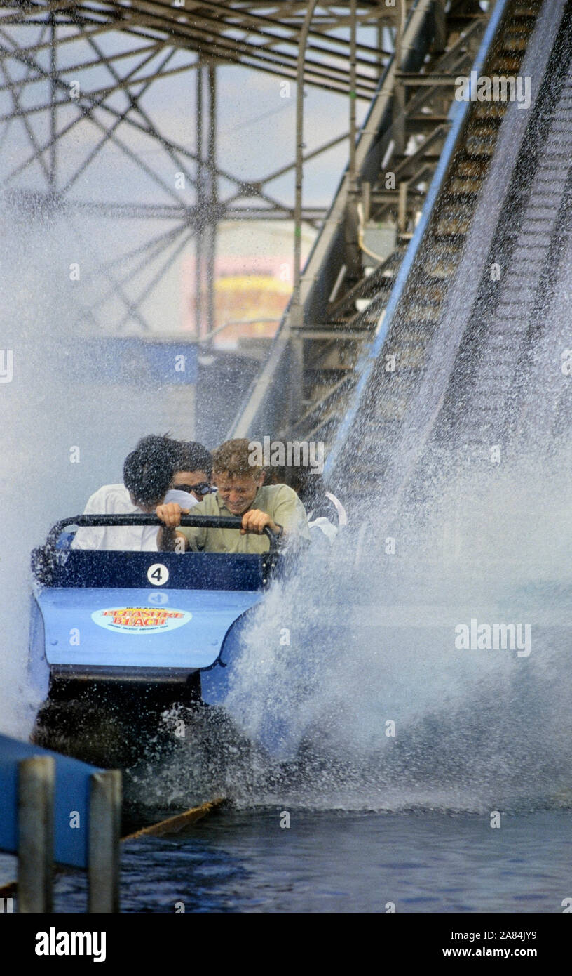 Scivolo ride, Blackpool Pleasure Beach, Lancashire, Inghilterra, Regno Unito. Circa novanta Foto Stock