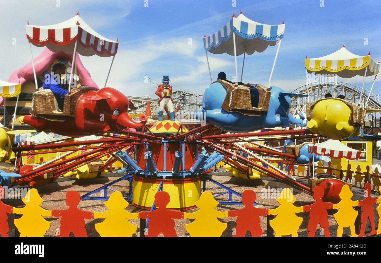 Flying elephant kids ride, Blackpool Pleasure Beach, Lancashire, Inghilterra, Regno Unito. Circa ottanta Foto Stock