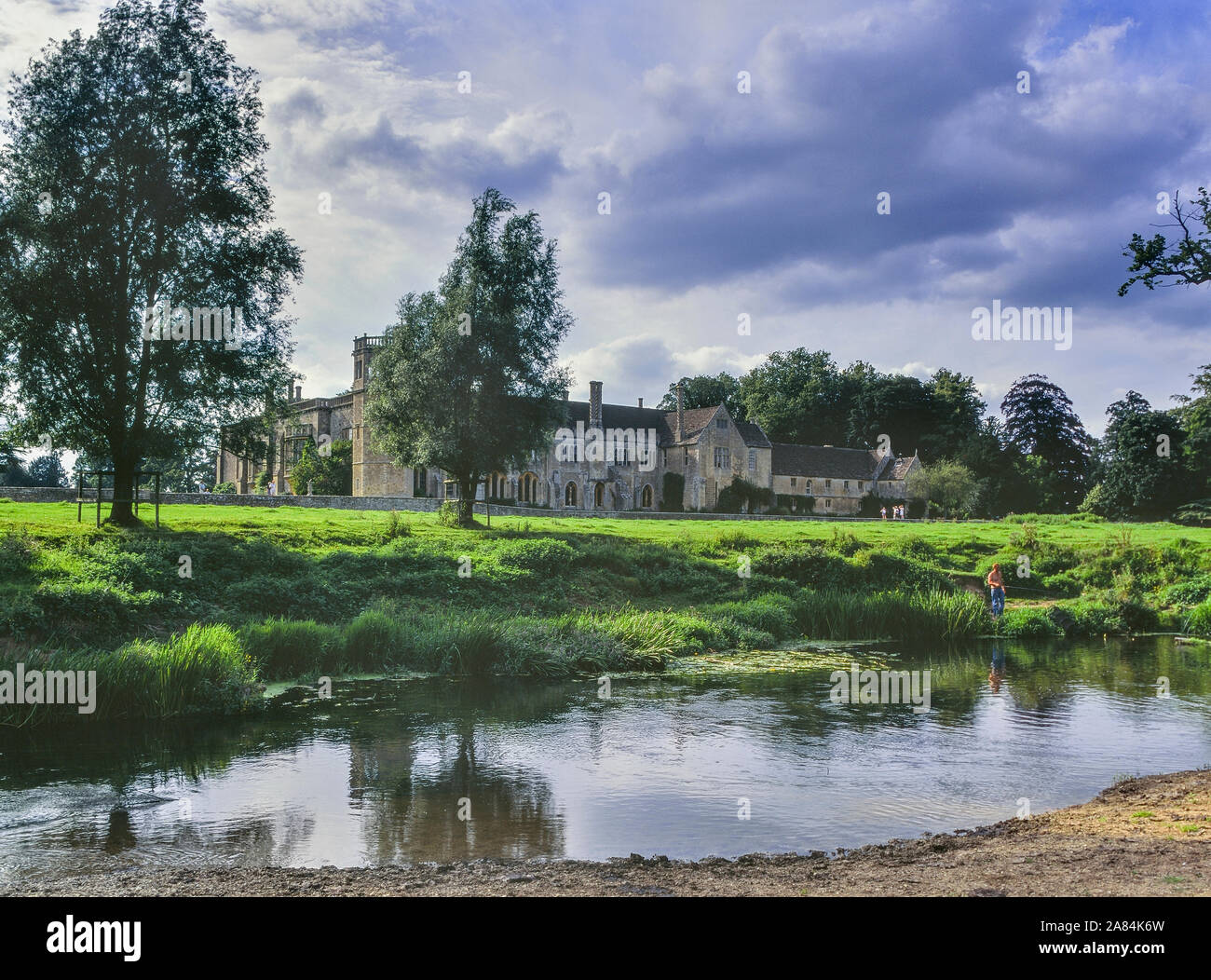 Lacock Abbey e il fiume Avon, Wiltshire, Inghilterra, Regno Unito Foto Stock