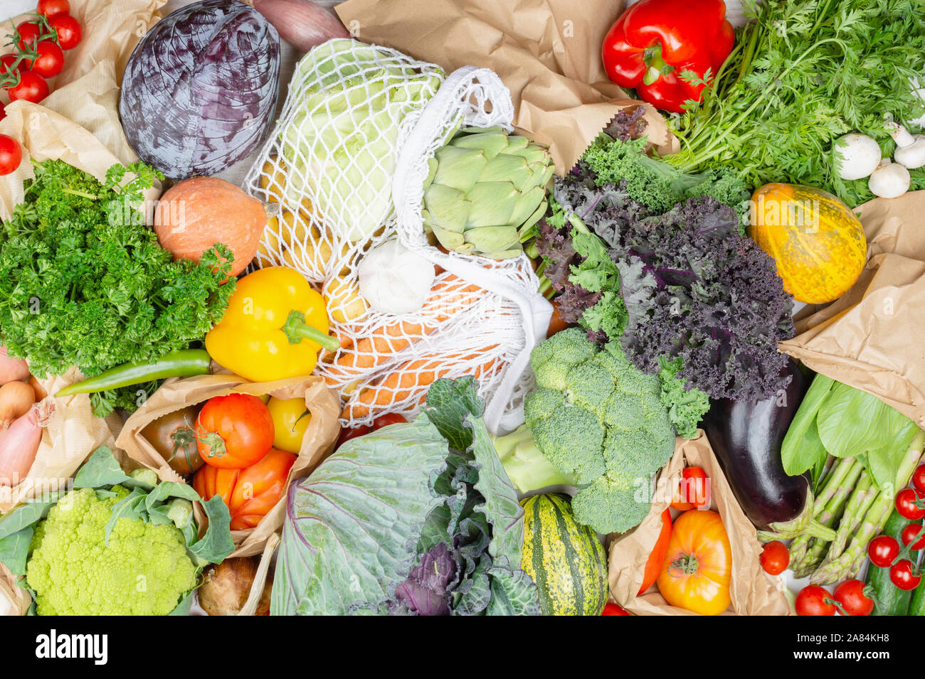 Eco shopping in imballaggi riciclabili, vista dall'alto di generi alimentari verdure colorate di sfondo, il fuoco selettivo Foto Stock