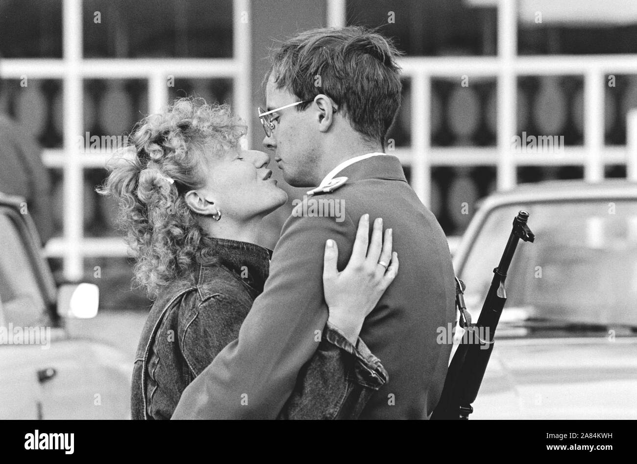 Germania, Berlino Est, Ottobre 07, 1989 - un soldato bacia la sua ragazza dopo la parata militare per il quarantesimo anniversario della nascita della Repubblica democratica tedesca, Foto Stock