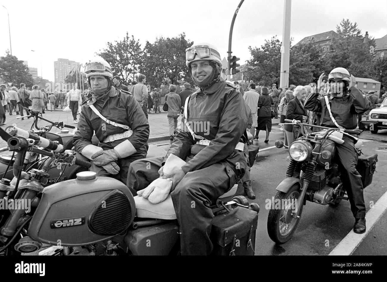 Germania, Berlino Est, Ottobre 07, 1989 - polizia moto squadra dopo la parata militare per il quarantesimo anniversario della nascita della Repubblica democratica tedesca, qualche giorno Foto Stock