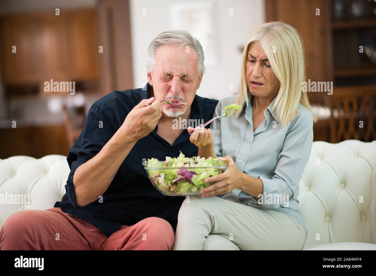 Matura una degustazione flavorless salad at home, uno stile di vita sano concetto guasto Foto Stock