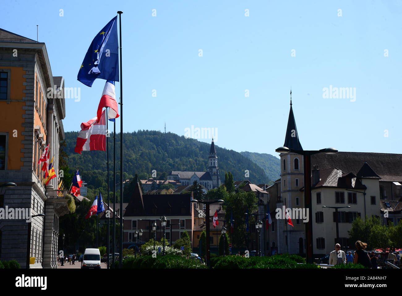 Il lago di Annecy e la città in estate Foto Stock