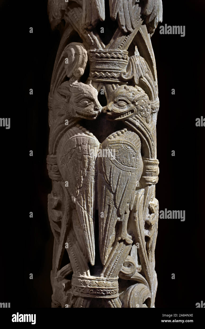 Colonna (dettaglio) dall'abbazia di Saint-Denis. Uno del fogliame, di palmettes, è scandito da anelli che gruppo di steli stilizzato. Le altre case di uomini e animali (due uccelli e una leonessa), abitato di scorrimento, cari di arte romanica. Terzo quarto del XII secolo. Museo di Cluny - Museo Nazionale del Medioevo, parigi, francia, francese. Foto Stock