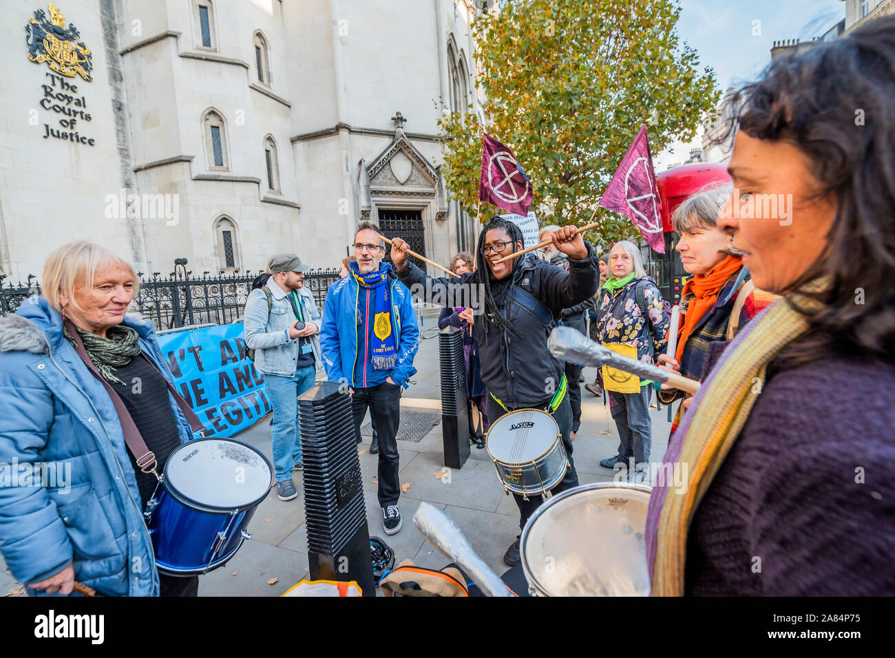 Londra, Regno Unito. 6 Nov 2019. La polizia divieto di estinzione della ribellione proteste a Londra è stata governata illegale da parte della High Court. La polizia ha imposto il divieto, che hanno impedito a due o più persone dal gruppo che partecipano a manifestazioni di protesta, sotto l ordine pubblico atto. Ma la Corte ha stabilito che la polizia non ha il potere di farlo perché la legge non coprire "separato insiemi". Credito: Guy Bell/Alamy Live News Foto Stock