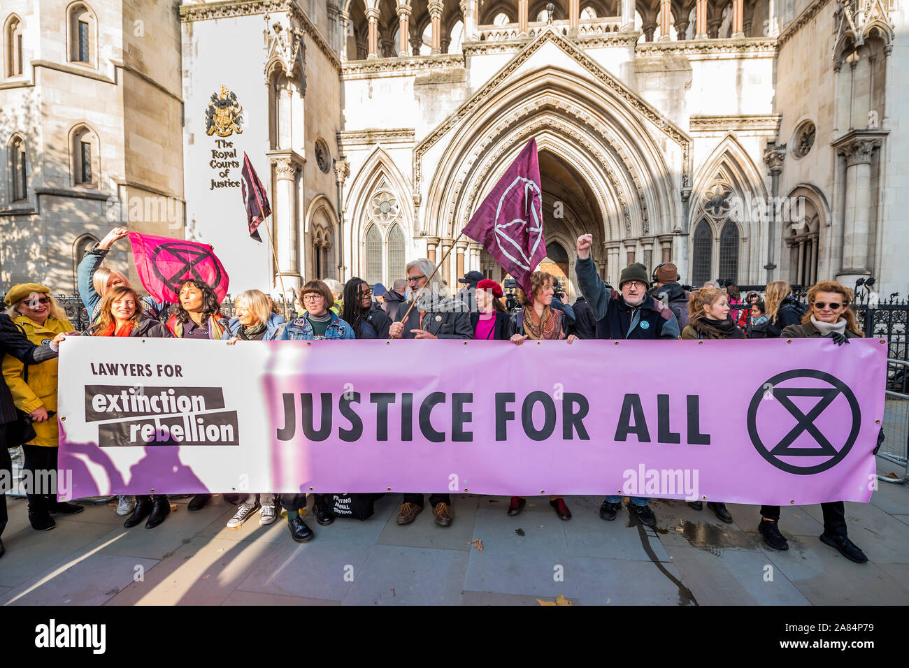 Londra, Regno Unito. 6 Nov 2019. La polizia divieto di estinzione della ribellione proteste a Londra è stata governata illegale da parte della High Court. La polizia ha imposto il divieto, che hanno impedito a due o più persone dal gruppo che partecipano a manifestazioni di protesta, sotto l ordine pubblico atto. Ma la Corte ha stabilito che la polizia non ha il potere di farlo perché la legge non coprire "separato insiemi". Credito: Guy Bell/Alamy Live News Foto Stock