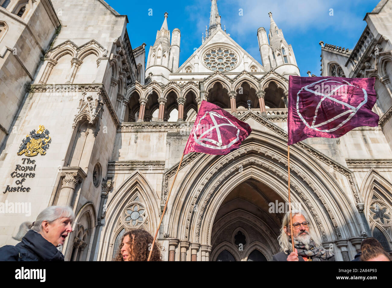 Londra, Regno Unito. 6 Nov 2019. La polizia divieto di estinzione della ribellione proteste a Londra è stata governata illegale da parte della High Court. La polizia ha imposto il divieto, che hanno impedito a due o più persone dal gruppo che partecipano a manifestazioni di protesta, sotto l ordine pubblico atto. Ma la Corte ha stabilito che la polizia non ha il potere di farlo perché la legge non coprire "separato insiemi". Credito: Guy Bell/Alamy Live News Foto Stock