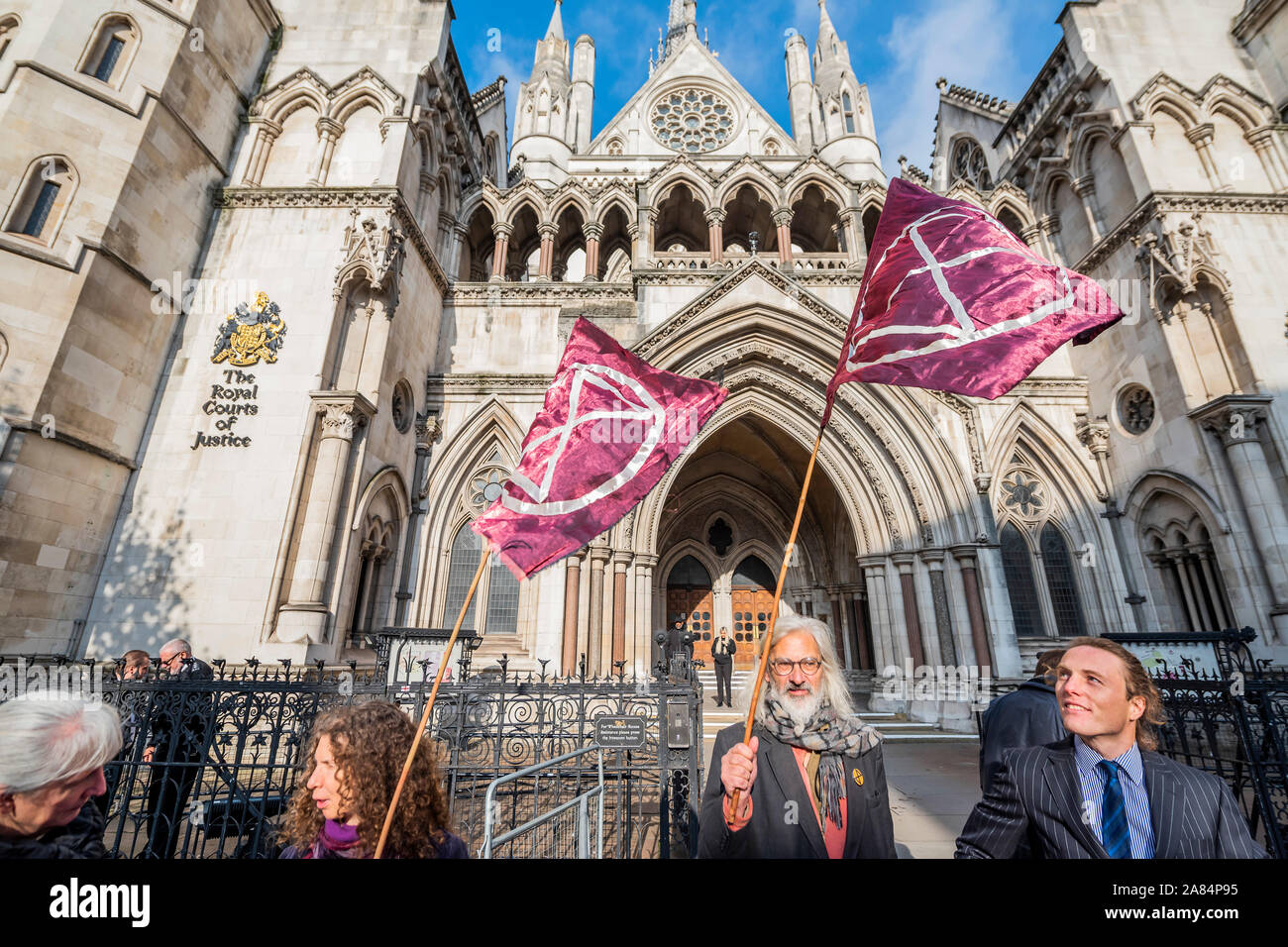 Londra, Regno Unito. 6 Nov 2019. La polizia divieto di estinzione della ribellione proteste a Londra è stata governata illegale da parte della High Court. La polizia ha imposto il divieto, che hanno impedito a due o più persone dal gruppo che partecipano a manifestazioni di protesta, sotto l ordine pubblico atto. Ma la Corte ha stabilito che la polizia non ha il potere di farlo perché la legge non coprire "separato insiemi". Credito: Guy Bell/Alamy Live News Foto Stock