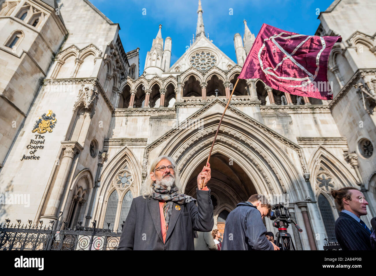 Londra, Regno Unito. 6 Nov 2019. La polizia divieto di estinzione della ribellione proteste a Londra è stata governata illegale da parte della High Court. La polizia ha imposto il divieto, che hanno impedito a due o più persone dal gruppo che partecipano a manifestazioni di protesta, sotto l ordine pubblico atto. Ma la Corte ha stabilito che la polizia non ha il potere di farlo perché la legge non coprire "separato insiemi". Credito: Guy Bell/Alamy Live News Foto Stock