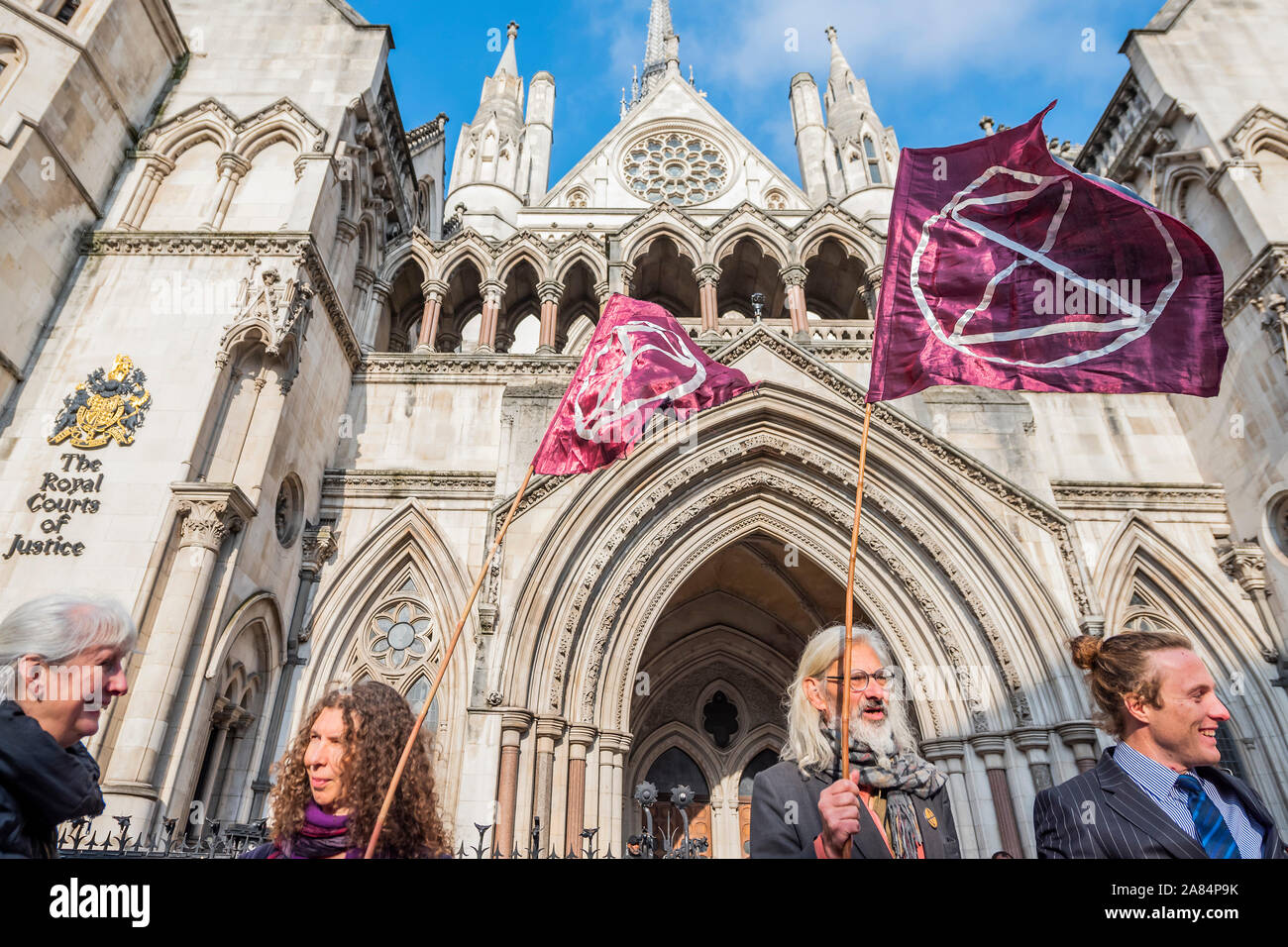 Londra, Regno Unito. 6 Nov 2019. La polizia divieto di estinzione della ribellione proteste a Londra è stata governata illegale da parte della High Court. La polizia ha imposto il divieto, che hanno impedito a due o più persone dal gruppo che partecipano a manifestazioni di protesta, sotto l ordine pubblico atto. Ma la Corte ha stabilito che la polizia non ha il potere di farlo perché la legge non coprire "separato insiemi". Credito: Guy Bell/Alamy Live News Foto Stock
