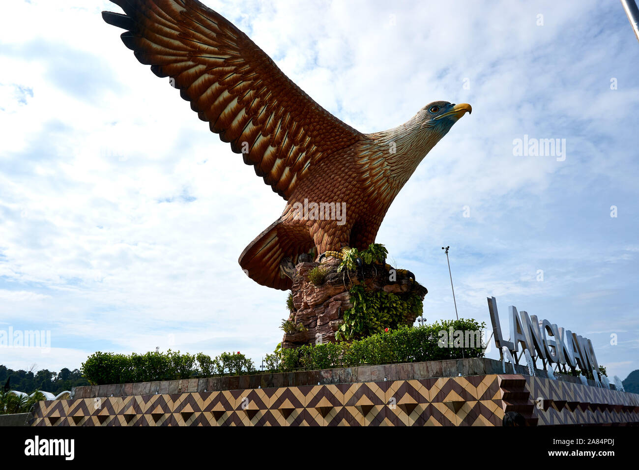 Il Langkawi, Malesia - 10 ottobre 2019. Eagle Square a Langkawi, vicino alla porta di Kuah. Questa gigantesca statua Eagle è il simbolo dell'isola di Langkawi Foto Stock