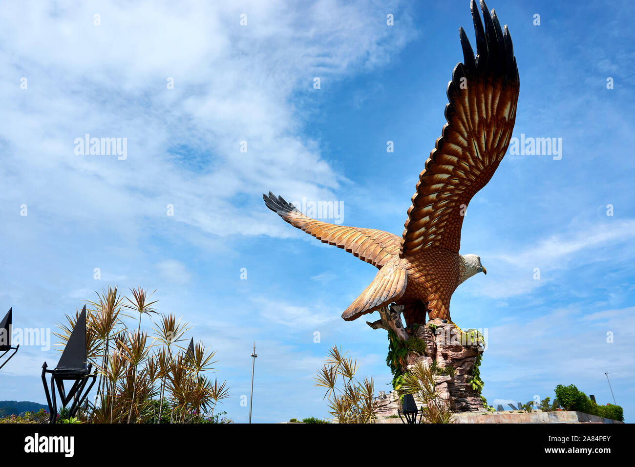 Il Langkawi, Malesia - 10 ottobre 2019. Eagle Square a Langkawi, vicino alla porta di Kuah. Questa gigantesca statua Eagle è il simbolo dell'isola di Langkawi Foto Stock