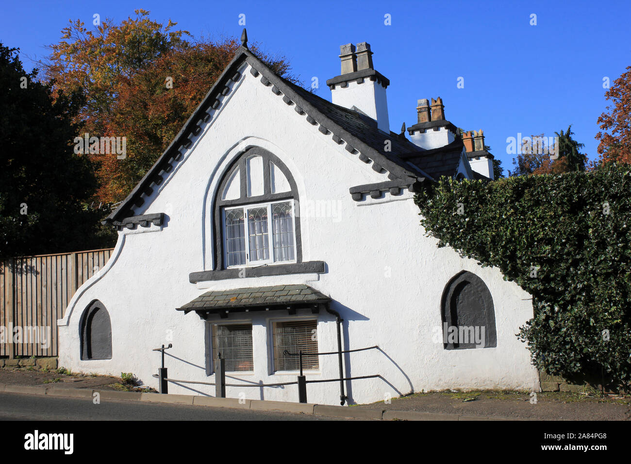 Revival gotico cottages, costruita come parte della ex sala Trevalyn estates nel villaggio di Marford, Clwyd, Wrexham, Galles Foto Stock