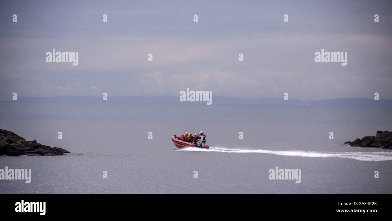 Sidmouth, Devon, 6 Nov 2019 Sidmouth scialuppa di salvataggio il lancio di assistere a un incidente in cui una macchina secondo come riferito è stato guidato su una scogliera in un luogo remoto ad ovest della città di mare. Foto centrali/Alamy Live News Foto Stock