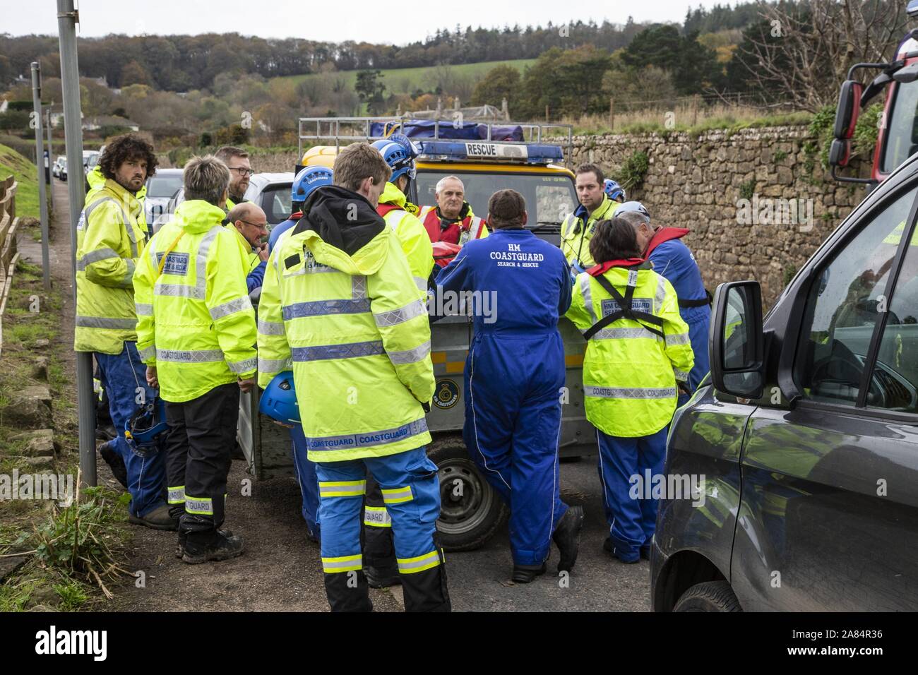 Sidmouth, Devon, 6 Nov 2019 team di guardacoste partecipare al picco di collina, Sidmouth, dopo un incidente in cui una macchina secondo come riferito è stato guidato su una scogliera in un luogo remoto ad ovest della città di mare. Foto centrali/Alamy Live News Foto Stock