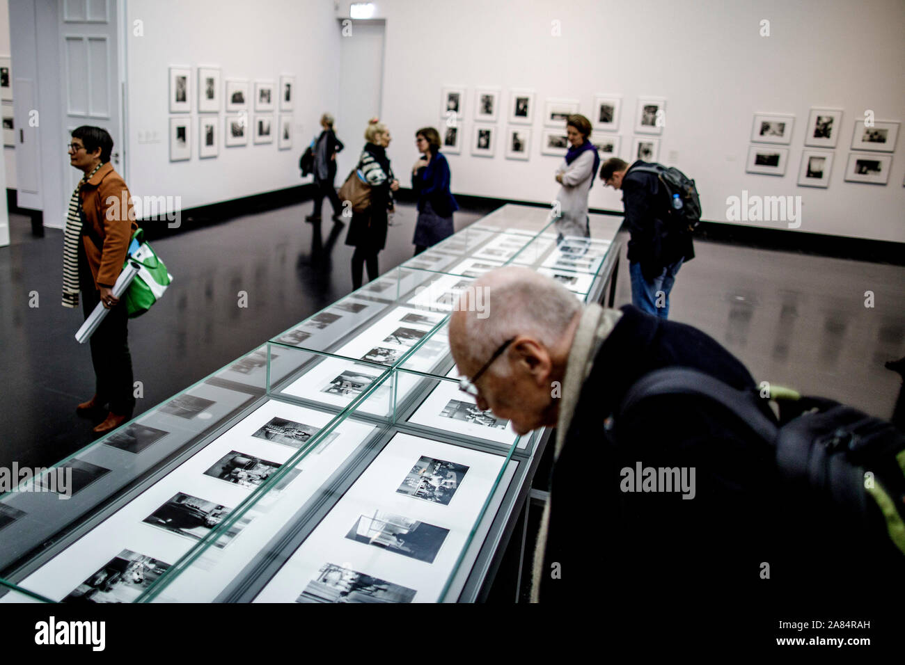 06 novembre 2019, Berlin: Gli ospiti vai su una preview tour attraverso la mostra delle opere del fotografo tedesco Helga Paris. La mostra del fotografo lavora da anni tra il 1968 e il 2011. Con 275 opere, tra cui numerose singole immagini e serie mostrato per la prima volta, questa è la sua più grande esposizione alla data e, dopo 25 anni, l'artista della prima retrospettiva nella sua città natale di Berlino. Per la prima volta è possibile vedere alcuni estratti dalla vasta serie di Leipzig, Hauptbahnhof, Moskau e Mein Alex. Foto: Carsten Koall/dpa Foto Stock