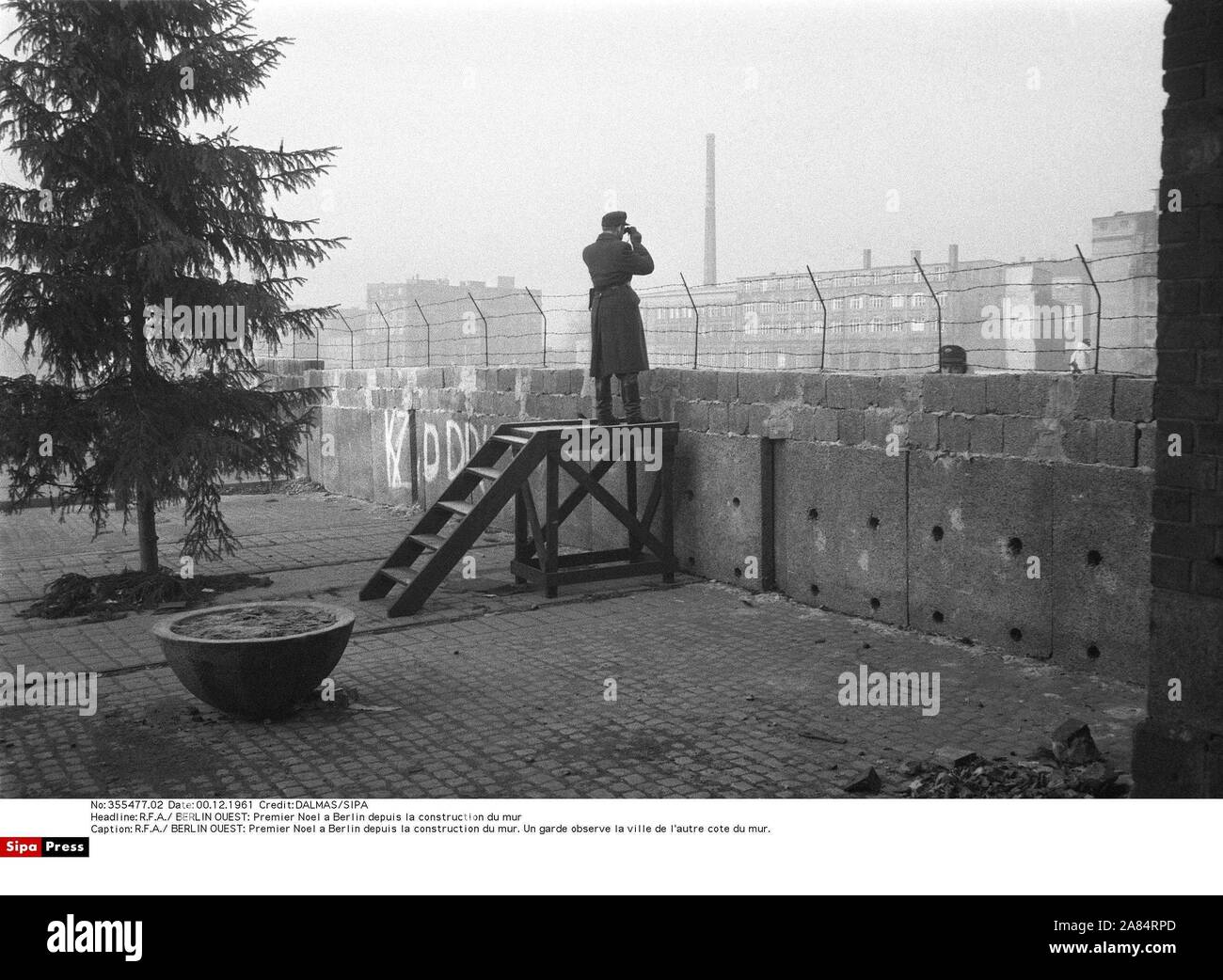 Quattro mesi dopo il muro di Berlino è andato fino, Berlino Ovest e Berlino Est poliziotti di osservare ogni altra. Il 13 agosto 1961, la RDT (Repubblica Democratica Tedesca) ha iniziato a bloccare la Berlino Est e della RDT da Berlino ovest da un muro chiamato 'l'anti-fascista parete di protezione' ostacolando così tedeschi orientali per difetto all'Occidente. Berlino ovest, Germania ovest - 12/1989 12/1961 (DALMA / SIPA/IPA / Fotogramma, BERLINO OVEST - 2014-10-17) ps la foto può essere utilizzato nel rispetto del contesto in cui è stato preso e senza intento diffamatorio del decoro delle persone rappresentate editoriale solo di utilizzo Foto Stock