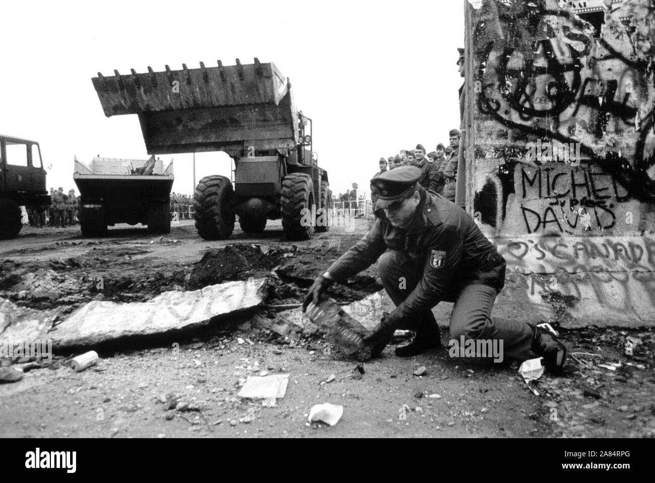 GDR forze di confine rimuovere parti del muro di Berlino in Berlino (ad ovest), Germania, 12 novembre 1989. L'apertura della parete è stata accidentalmente ha dichiarato in una conferenza stampa dalla RDT funzionari del 09 novembre 1989 che ha portato alla caduta del muro e dalla riunificazione tedesca. Foto: Eberhard Kloeppel (Eberhard KlÀÜppel / IPA / Fotogramma, Berlino - 2014-10-17) ps la foto è utilizzabile nel rispetto del contesto in cui è stato preso e senza intento diffamatorio del decoro delle persone rappresentate editoriale solo di utilizzo Foto Stock