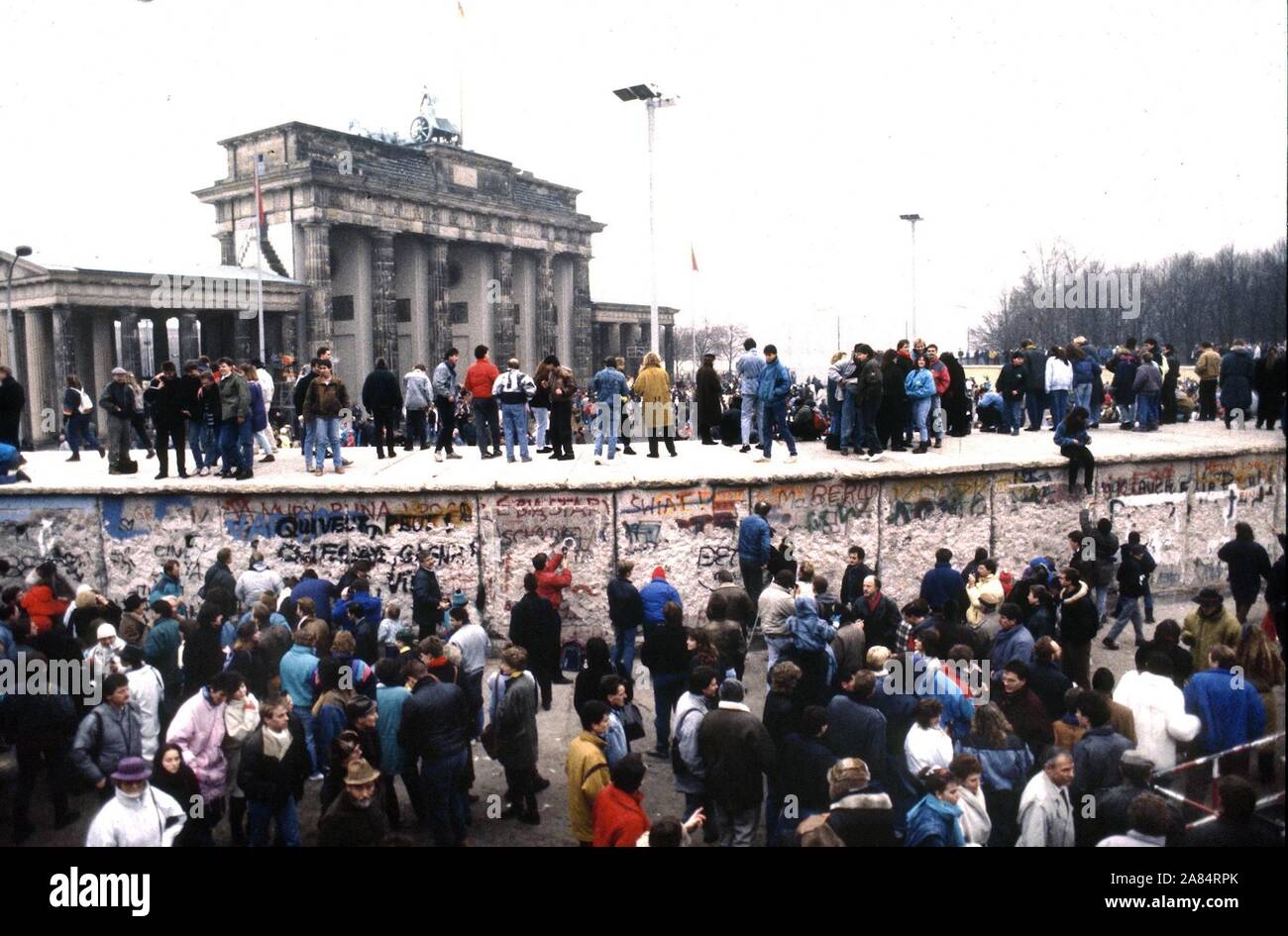 Muro BERLINO GERMANIA LA GIOVENTÙ A PIEDI sulla parete (Mimmo Carulli/fotogramma, Berlino - 1989-12-31) ps la foto è utilizzabile nel rispetto del contesto in cui è stato preso e senza intento diffamatorio del decoro delle persone rappresentate editoriale solo di utilizzo Foto Stock