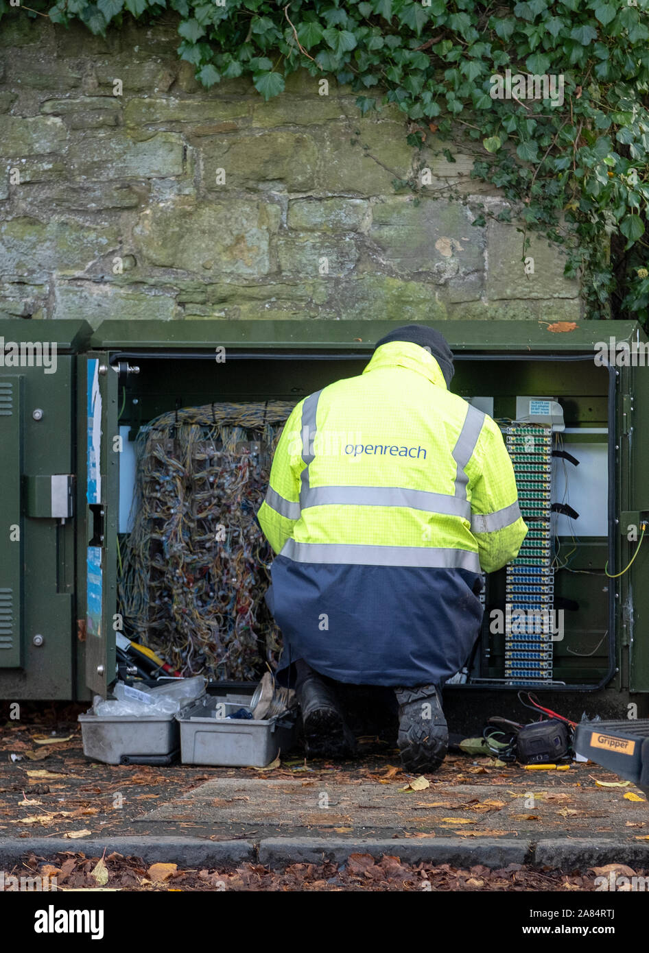 Openreach ingegnere presso una centrale telefonica box in West Lothian, Scozia. Foto Stock