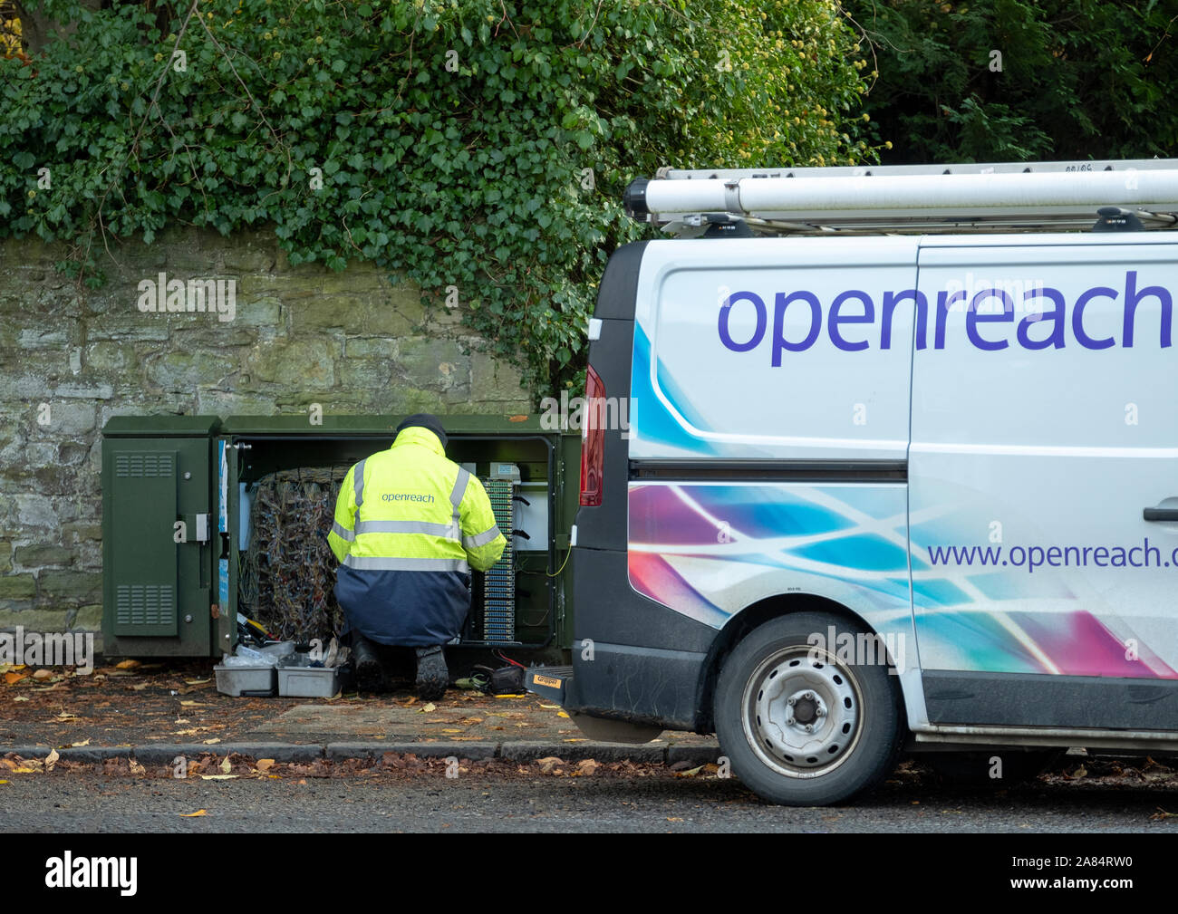 Openreach ingegnere presso una centrale telefonica box in West Lothian, Scozia. Foto Stock