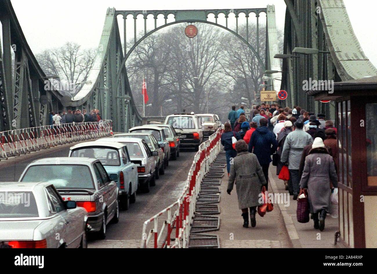 Campi di accoglienza sono state aperte. Migliaia di turisti dalla RDT ha avuto il vantaggio di inizio di smantellamento del filo spinato di steccati in Ungheria occidentale di confine e sono fuggiti in Germania Ovest. Foto: Ulrich Haessler - IL VENTESIMO ANNIVERSARIO DELLA CADUTA DEL MURO DI BERLINO (Pietro Kneffel/ALLIANCE/IPA/fotogramma, Berlino - 2009-11-02) ps la foto può essere utilizzato rispettando il contesto in cui è stato preso e senza intento diffamatorio del decoro delle persone rappresentate editoriale solo di utilizzo Foto Stock