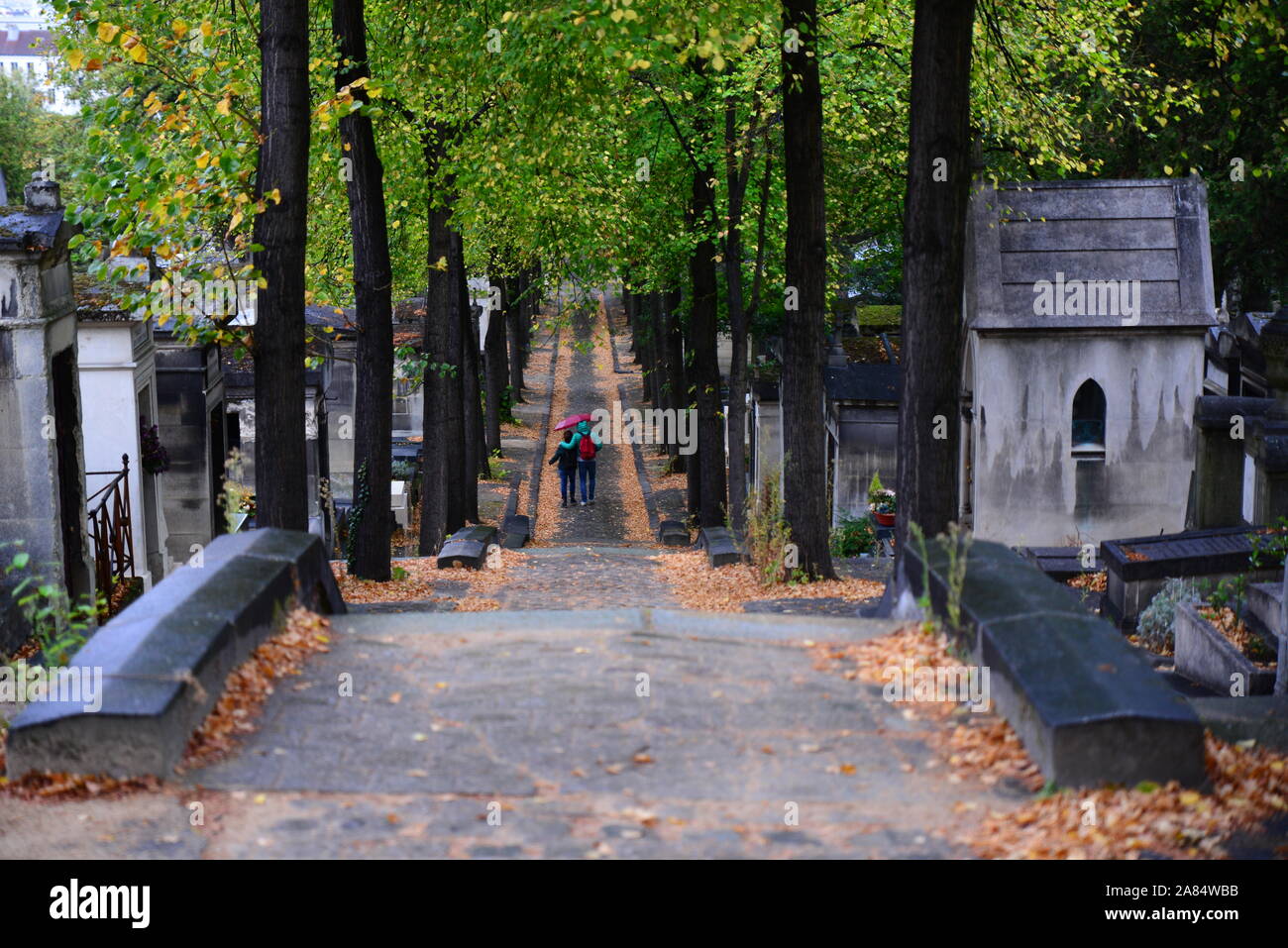 Giovane camminare nel cimitero di Pere Lachaise di Parigi Foto Stock