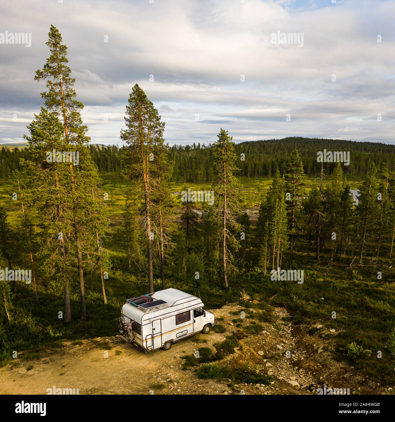 Un camper parcheggiato a fianco di Lemmenjoki Parco Nazionale, in Finlandia Foto Stock