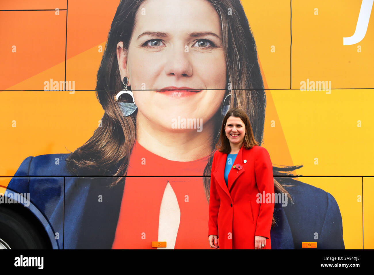 Gruppo del Partito europeo dei liberali democratici leader Jo Swinson nella parte anteriore del partito battaglia bus dopo una visita a Sigma Pharmaceuticals in North Watford, Londra. Foto Stock