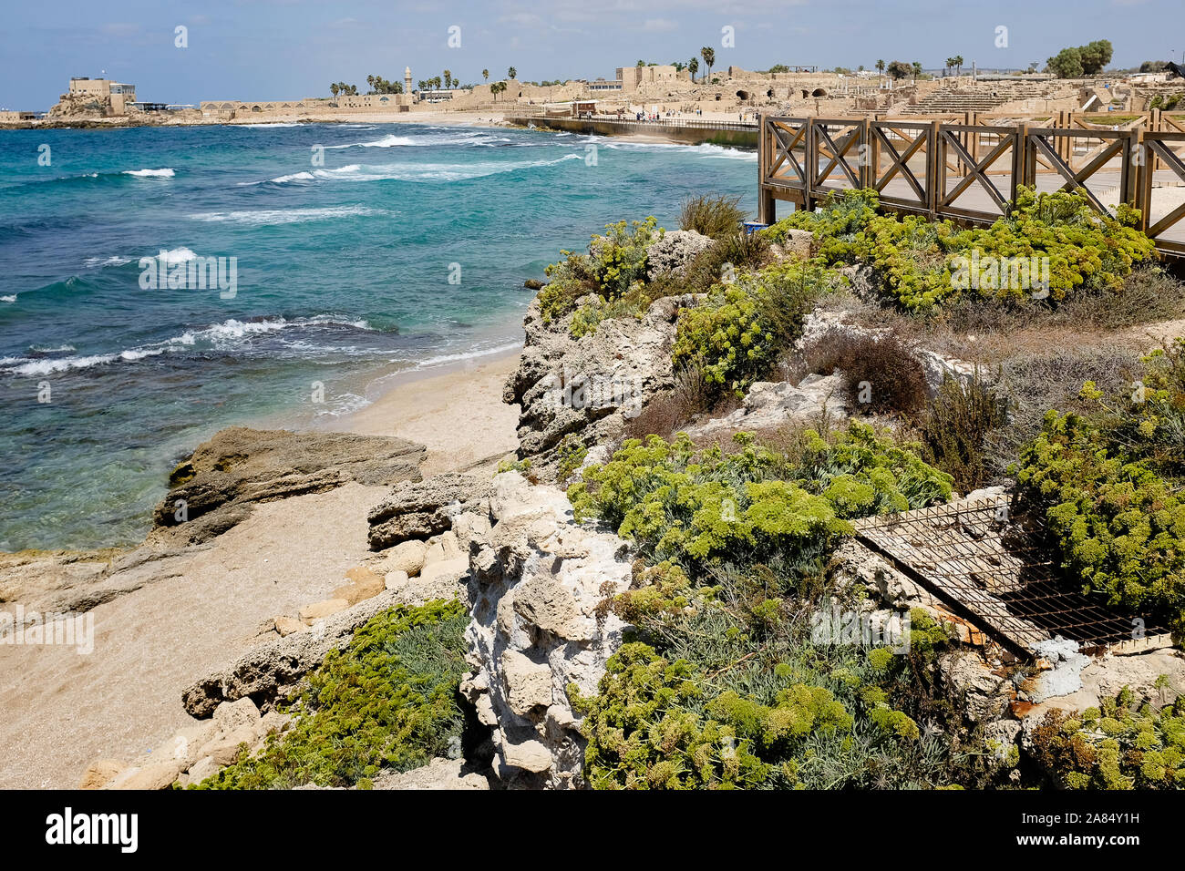 Scogliere, verde e mare domina Cesarea Foto Stock