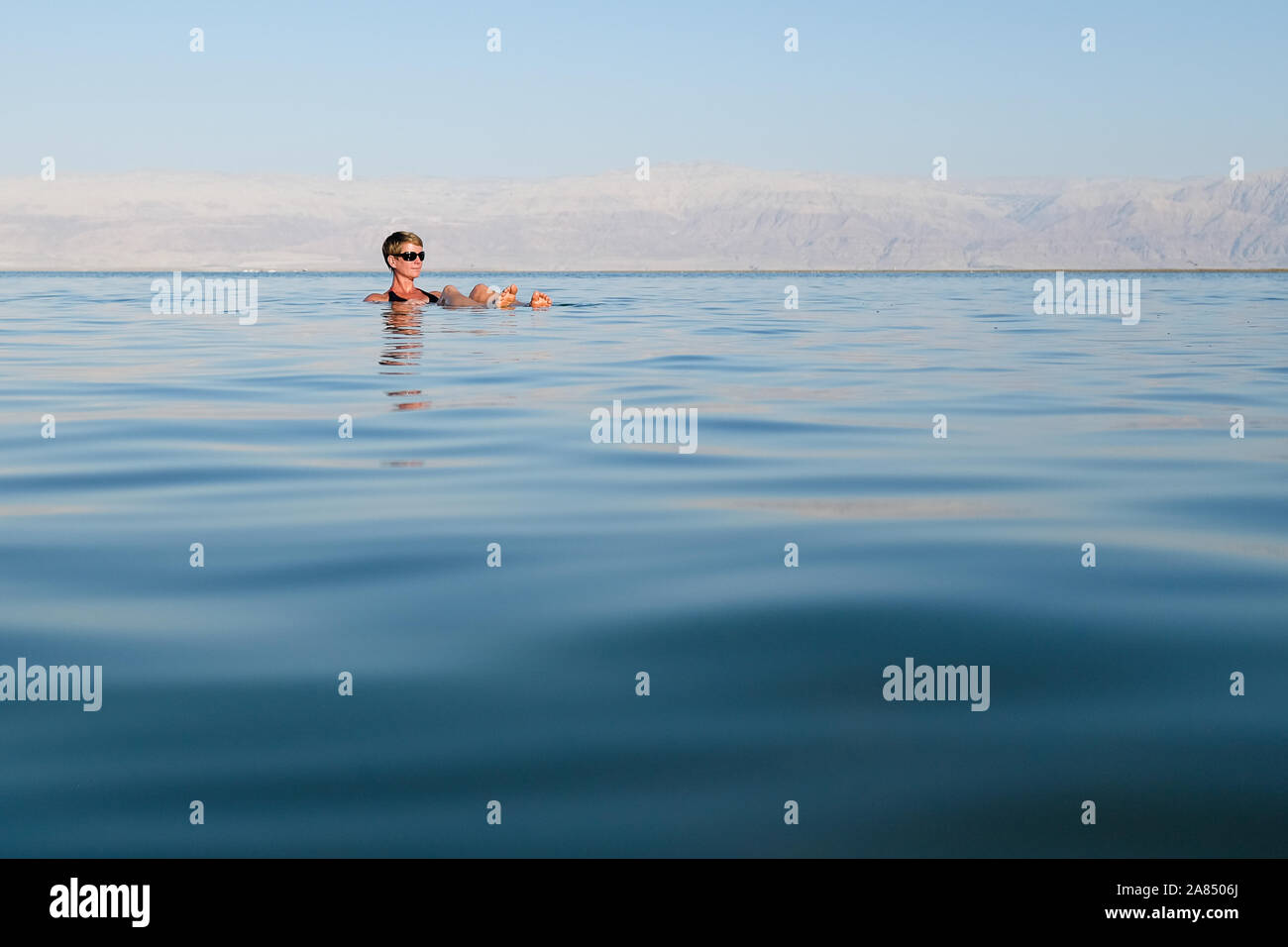Donna che galleggia nel mar morto israele immagini e fotografie stock ad  alta risoluzione - Alamy