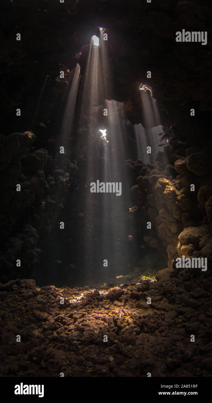 Luce magica in grotta sottomarina Foto Stock