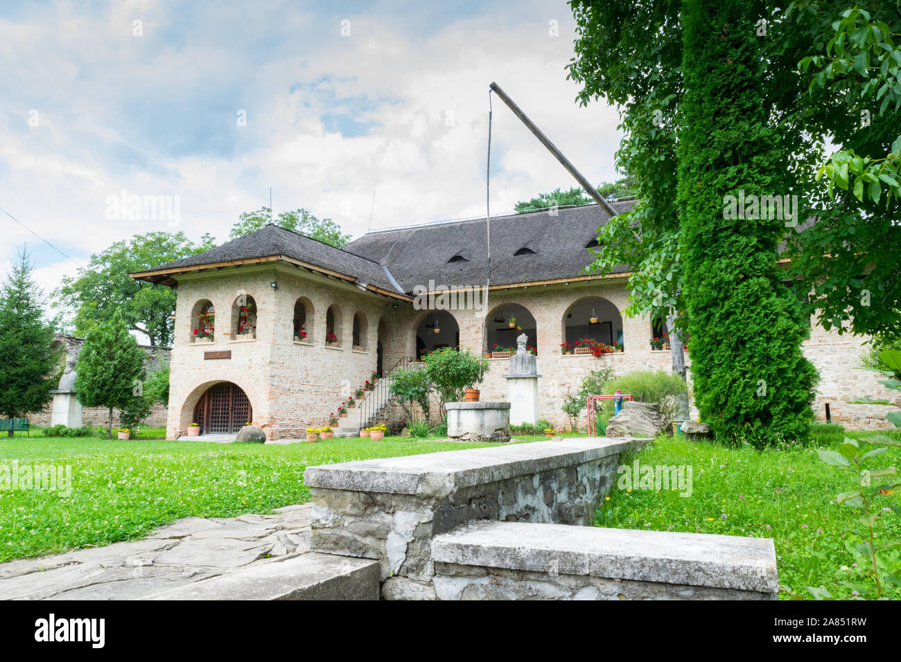 Brebu, Prahova, Romania - 04 agosto 2019: Il Royal House Museum edificio dal monastero Brebu complesso situato in Brebu, Prahova. Foto Stock