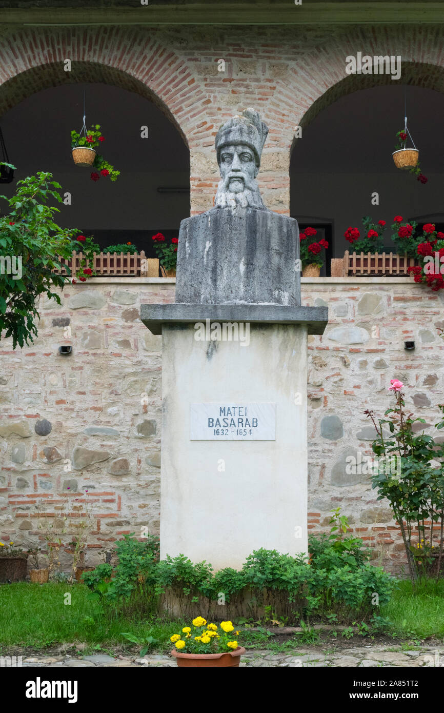 Brebu, Prahova, Romania - 04 agosto 2019: Matei Basarab busto statua che si trova nella corte reale di Brebu monastero complesso Foto Stock