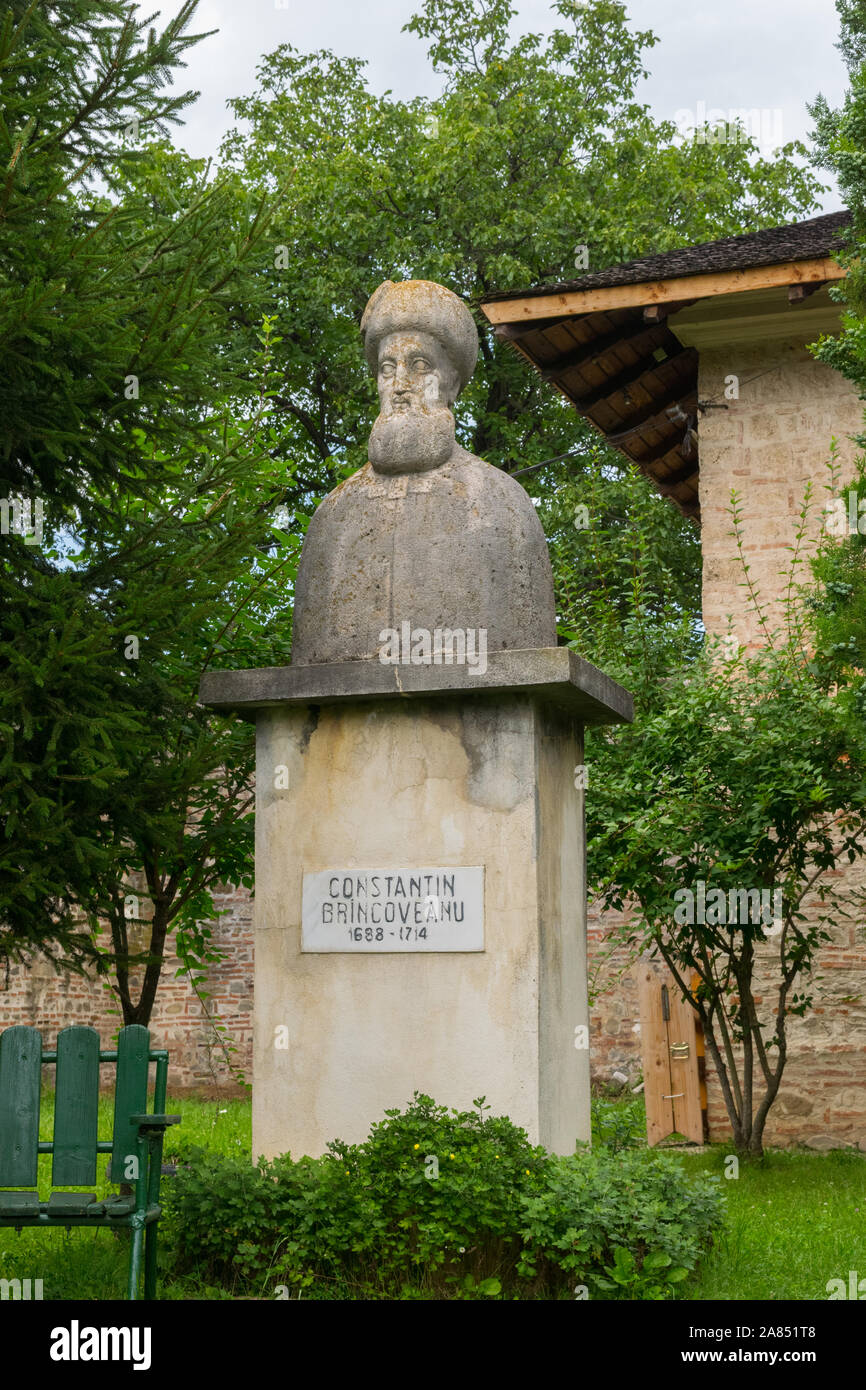 Brebu, Prahova, Romania - 04 agosto 2019: Constantin Brincoveanu busto statua che si trova nella corte reale di Brebu monastero complesso Foto Stock