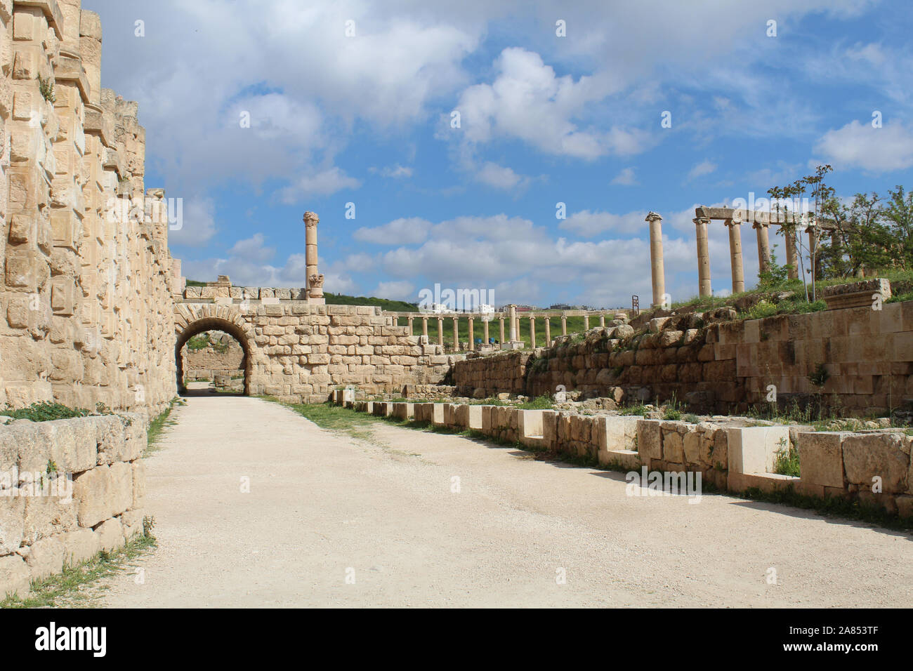 Vista generale di Jerash in Giordania. Un utente malintenzionato solitario ha accoltellato otto persone, compresi quattro turisti stranieri e i loro tour guida, in corrispondenza di un sito archeologico nel nord della Giordania. Foto di PA. Data di rilascio: Mercoledì 6 novembre 2019. L'incidente si è verificato in Jerash, uno dei paesi principali destinazioni turistiche. Vedere PA Storia Jordan attacco. Foto di credito dovrebbe leggere: Simon Peach/PA FILO Foto Stock