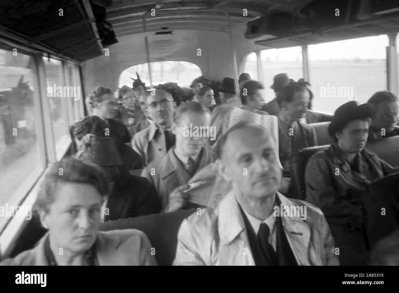 Tour zur Leipziger Herbst Messe, Reisegruppe im Bus, Leipzig, Sachsen, Deutschland, 29. Agosto, 1948. Tour alla Leipzig Fiera autunnale, gruppo di tour in bus, Lipsia, Sassonia, Germania, 29 Agosto, 1948. Foto Stock